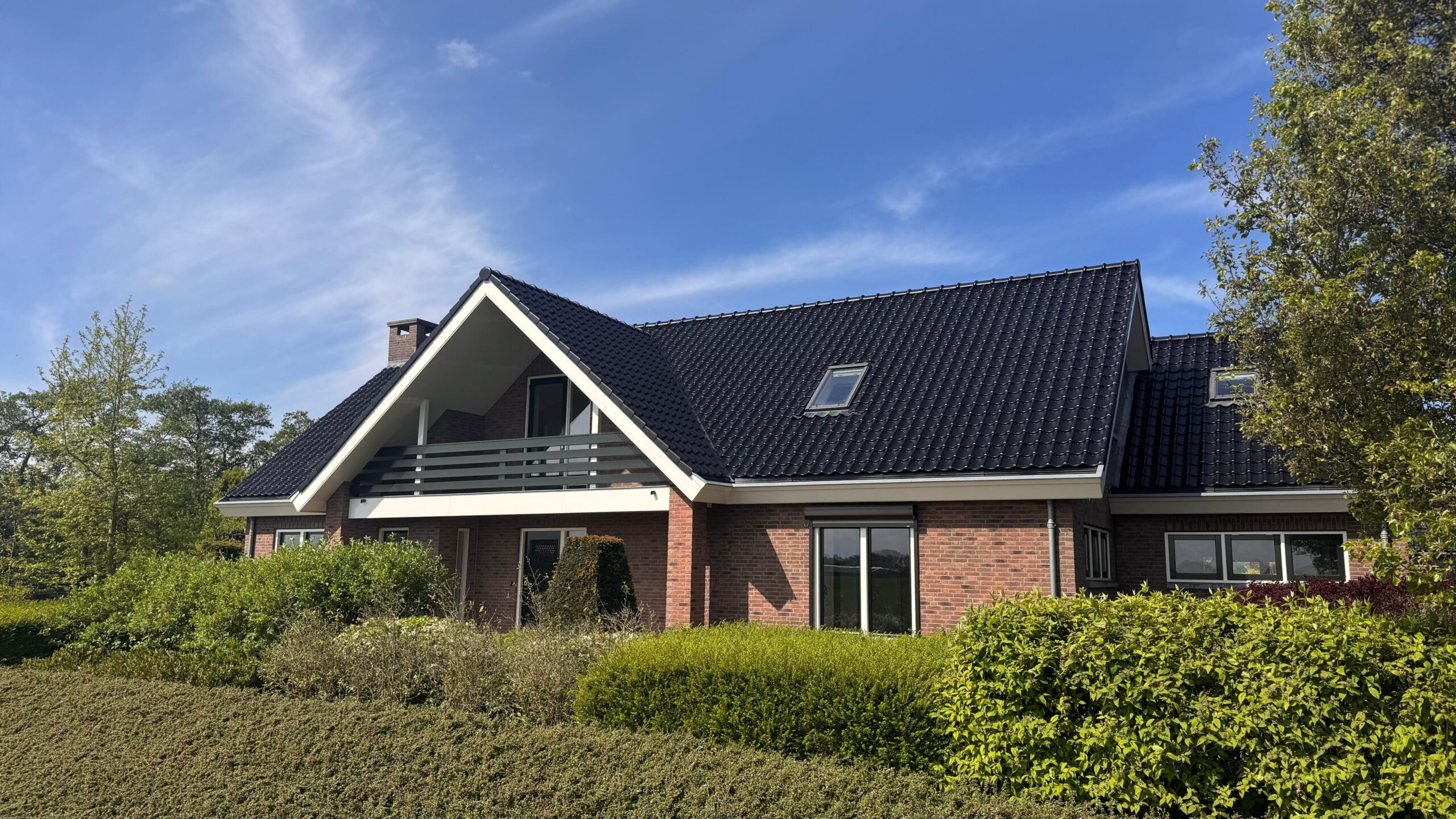 Vakman fotografeert een dak op locatie